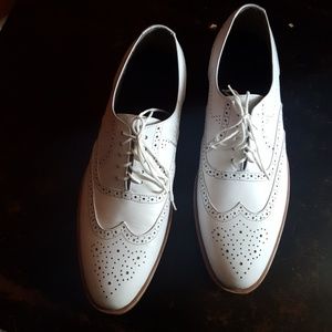Wingtip shoes